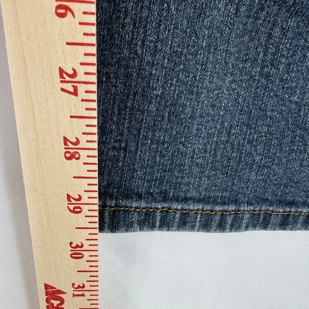 Levi's Signature Jeans Men's size 40x30 Straight Leg Stretch Denim Medium Wash